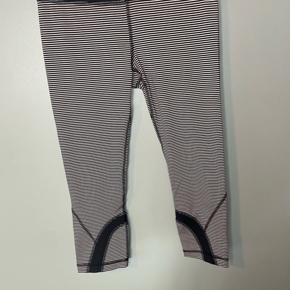 Lululemon Run: Inspire Crop II *All Full-On Luxtreme Butterfly Band - Picture 9 of 16